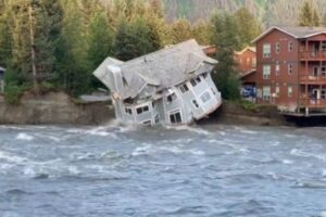 アラスカ州で氷河湖が決壊し、洪水が発生、住宅が押し流される
