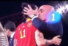 【サッカー女子W杯】スペインの会長が表彰式で女子選手の口にキス、批判が殺到