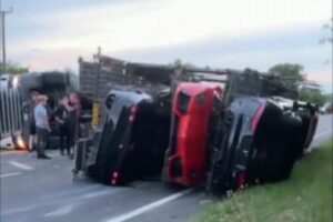 もったいない！車両輸送車が横転し、ランボルギーニなど数多くの高級車が横倒しに