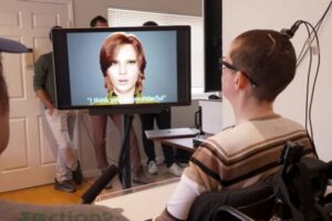 重度の麻痺を抱えた女性、脳信号を変換したアバターで話すことに成功