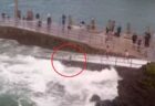 イギリスで、防波堤にいた女の子が大波にさらわれる【動画】