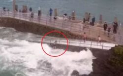 イギリスで、防波堤にいた女の子が大波にさらわれる【動画】