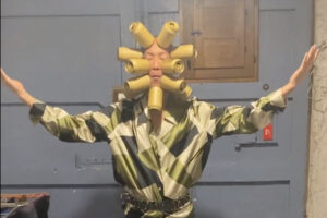 皮膚の吸引力で、顔に11個の缶を貼りつけた日本人男性がギネス世界記録に