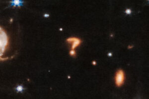 天文学者が宇宙に浮かぶ「？」マークを発見