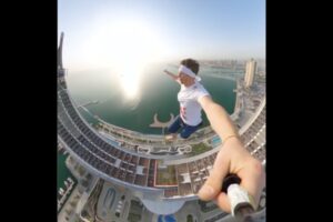 高さ185mの綱渡りを自撮りした動画に、背筋が寒くなる