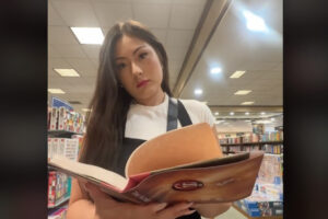 書店で女性の後ろからお尻を嗅ぎ回る男、撮影されてしまう