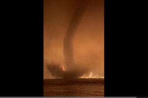 カナダの森林火災で、「非常に稀な」火災旋風が発生