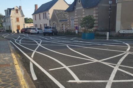 フランスの町が、車を減速させるため、道路に滅茶苦茶な線を引く