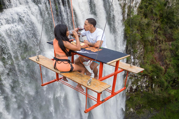 勇敢なカップルが、滝の上90mに宙吊りでお食事