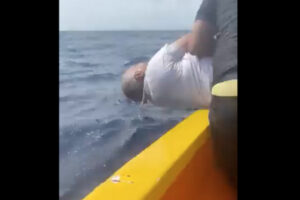 組織を裏切った麻薬運び屋が、海に放り込まれる映像がXに投稿される