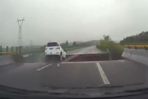 中国で走行中の車が、陥没した道路に突っ込む【動画】