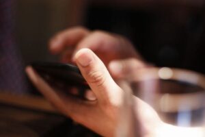 【中国】子供たちのスマホ利用時間の制限を計画、1日2時間へ