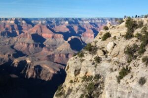 少年がグランド・キャニオンの崖から30メートルも落下、奇跡的に助かる