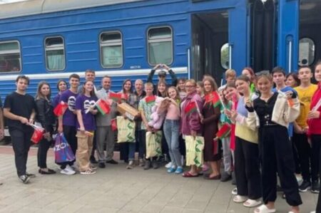 ロシアに占領された地域のウクライナの子供たち、ベラルーシに到着