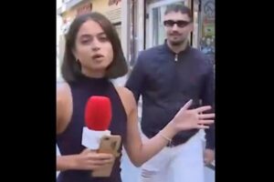 女性記者のリポートを邪魔し、体に触れた男に批判が殺到