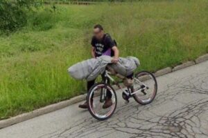 遺体を運ぶ男の姿が映っていた？ストリートビューの写真に注目が集まる