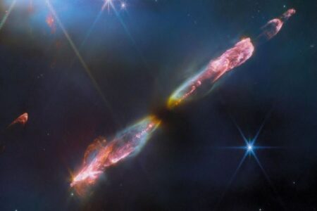 ジェームズ・ウェッブ宇宙望遠鏡、ライトセーバーのような虹色の光を撮影