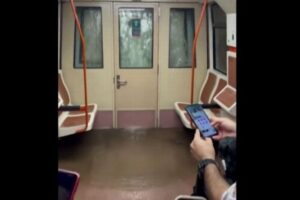スペイン中央部で豪雨、地下鉄の車内にも水が溢れてきた！【動画】