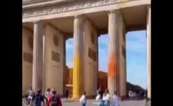 気候変動活動家が、ブランデンブルク門に塗料を吹き付ける【ドイツ】