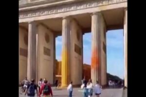 気候変動活動家が、ブランデンブルク門に塗料を吹き付ける【ドイツ】