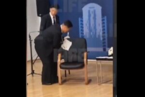 金正恩氏、プーチン氏を信用していない？側近が椅子を何度も拭く