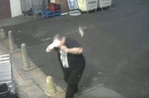 コンビニを訪れた男性の頭にハトが衝突、珍しい瞬間を撮影【動画】