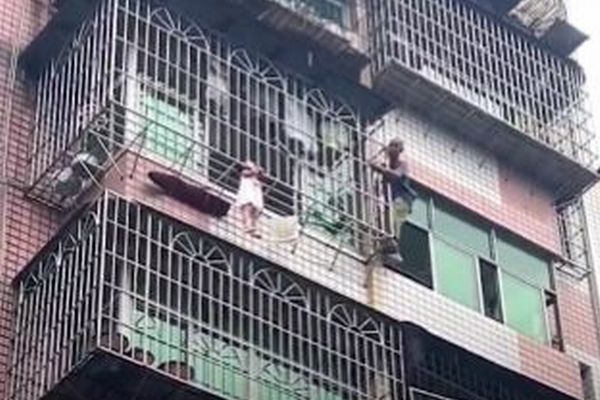 中国で5階からぶら下がる子供を発見、男性らが壁を登るなどして救助に成功【動画】