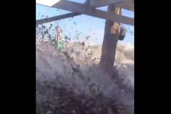 南アの海岸に高潮が発生、津波にように押し寄せる映像が恐ろしい【動画】
