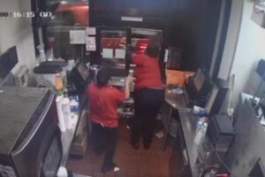 ドライブスルーで店員が客に向けて銃を発砲、映像を公開【アメリカ】