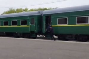 「おーい、待ってくれ！」金正恩氏のスタッフ、列車に乗り遅れそうに【動画】