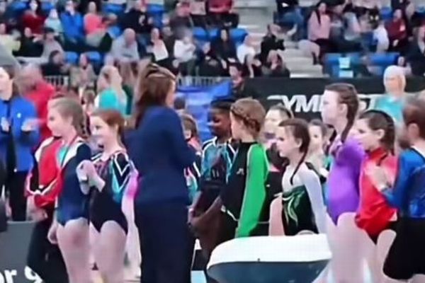 黒人の少女だけにメダルを授与しない…体操競技での動画に世界中から非難の声