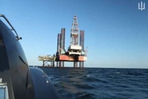 ウクライナ軍が、黒海にある海上掘削施設をロシア軍から奪還