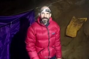 トルコの深い洞窟内で倒れた探検家、国際救助チームにより救出される
