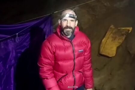 トルコの深い洞窟内で倒れた探検家、国際救助チームにより救出される