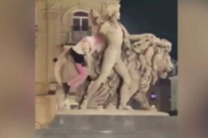 ベルギーの証券取引所にある銅像、酔っぱらった観光客が破壊