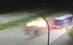 乗用車がセミトレーラーに衝突、激しく炎上するも運転手は奇跡的に生還
