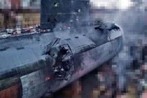 ウクライナの攻撃を受けたロシアの潜水艦、損傷した画像がSNSに浮上
