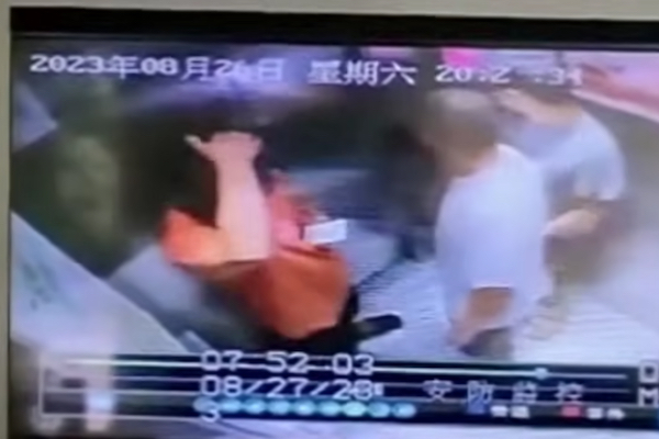 落下したエレベーター内で、人が浮き上がる様子を監視カメラが捉えた