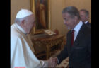 ローマ教皇と面会したシルヴェスター·スタローンが、ファイティング・ポーズ