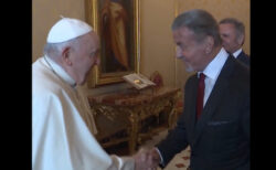 ローマ教皇と面会したシルヴェスター·スタローンが、ファイティング・ポーズ