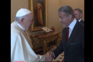ローマ教皇と面会したシルヴェスター·スタローンが、ファイティング・ポーズ