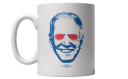 バイデン大統領が公式ショップで顔入りマグカップを発売、暗闇で目が赤く光る
