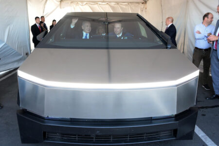 イーロン・マスクが、イスラエル首相を「サイバートラック」に乗せてドライブ