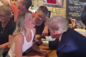 トランプ前大統領がタンクトップの女性の胸にサインを、動画が物議に