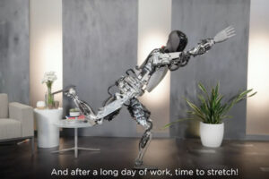 テスラのロボット「オプティマス」が、バランスの難しいヨガのポーズを決める