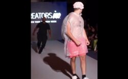 ニューヨーク・ファッションウィークにユーチューバーが闖入、ゴミ袋をまとってランウェイを歩く