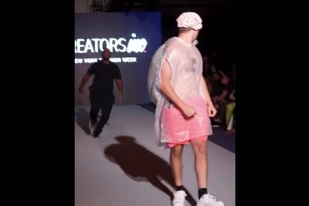 ニューヨーク・ファッションウィークにユーチューバーが闖入、ゴミ袋をまとってランウェイを歩く