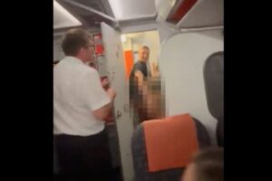 イージージェットのトイレで愛し合うカップル、客室乗務員が扉を開けて暴露、乗客は拍手喝采