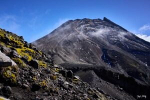 NZの山に登っていた登山家が600mも落下、奇跡的に軽傷で済む