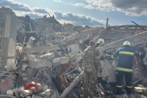 ロシア軍がウクライナ北東部の村をミサイル攻撃、ハルキウ州で51人が死亡